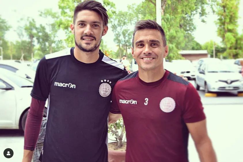 Nico Avellaneda posa con Maxi Velásquez, actual ayudante de Almirón en Colo Colo. (Captura Instagram).
