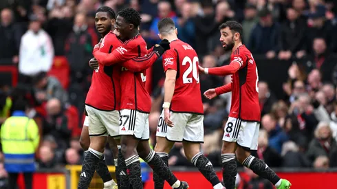 Los jugadores de Manchester United celebran un tanto.