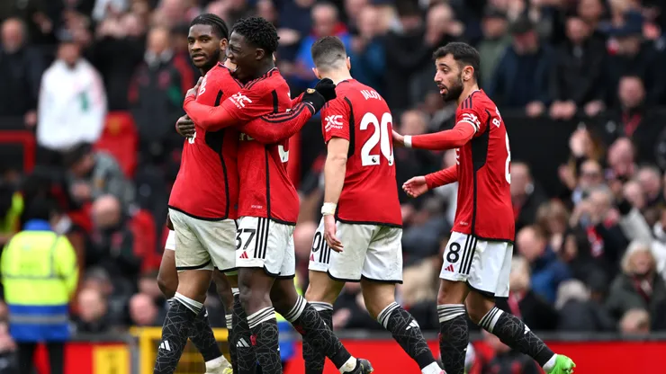 Los jugadores de Manchester United celebran un tanto.
