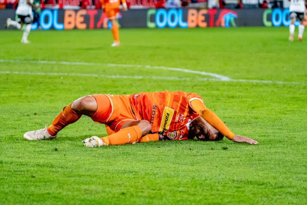 González en el césped del estadio Monumental antes de que fuera expulsado. Foto: Guille Salazar