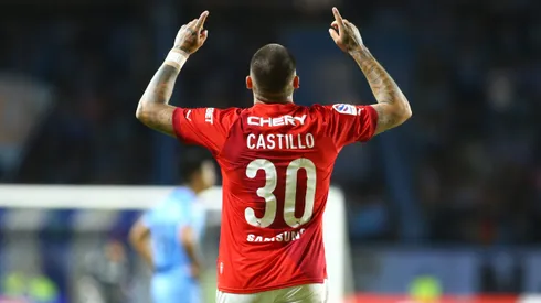 Nico Castillo celebró otro gol de tiro libre con la UC. Esta vez ante Deportes Iquique.