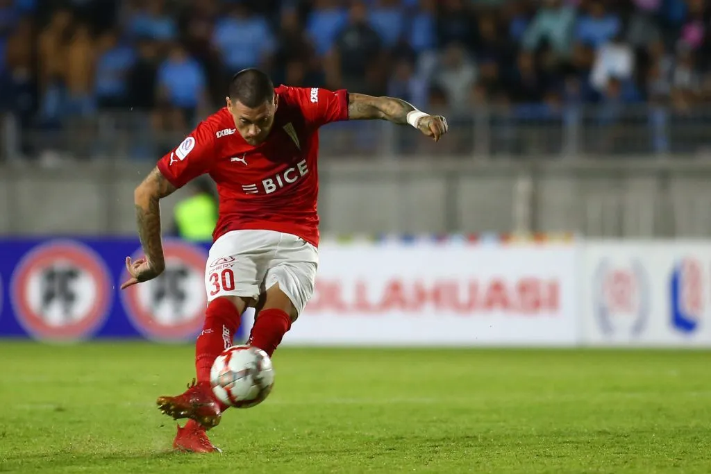 El remate del Nico Castillo que derivó en el 3-2 ante Iquique. ¡Qué tiro! (Alex Díaz/Photosport).