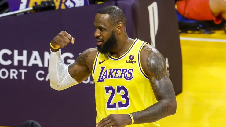 Los Lakers van por un lugar en los playoffs.