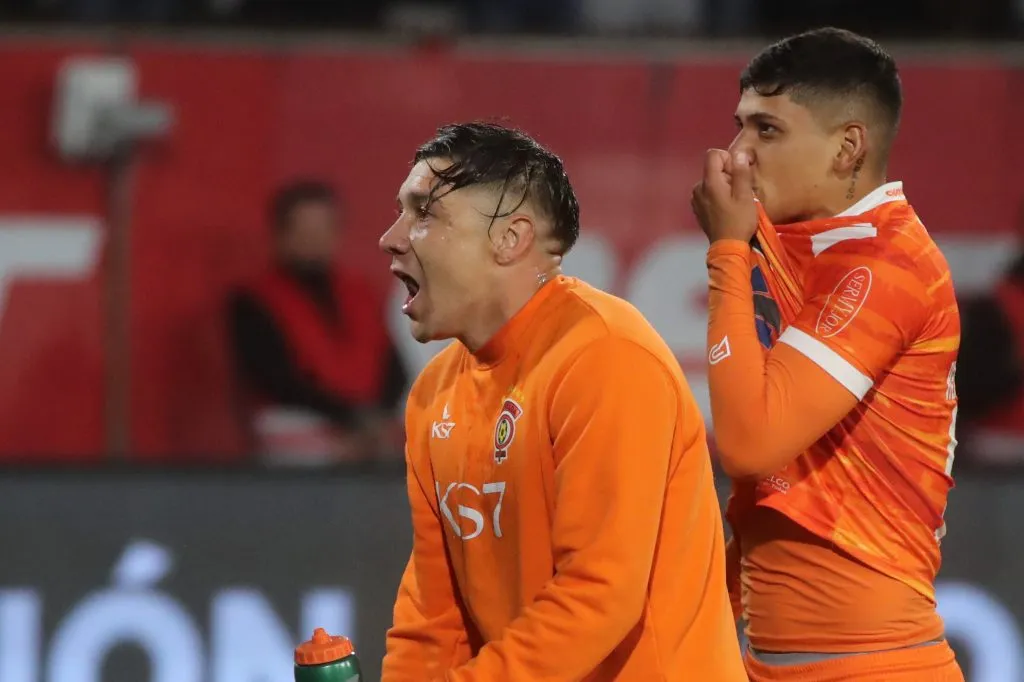 Christian Bravo festeja y Rivaldo Hernández sale de la cancha con este gesto. (Jonnathan Oyarzun/Photosport).