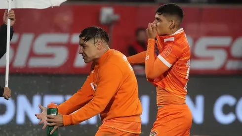 Christian Bravo celebra y Rivaldo Hernández hace el gesto de un lugar maloliente.