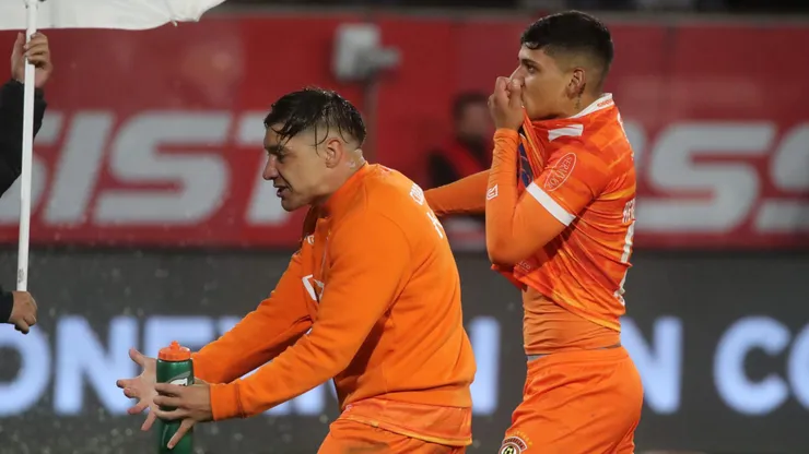 Christian Bravo celebra y Rivaldo Hernández hace el gesto de un lugar maloliente.