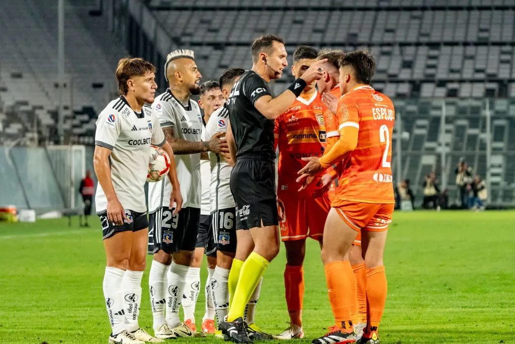 Vidal quedó molesto con el arbitraje de Nicolás Millas. Foto: Guille Salazar