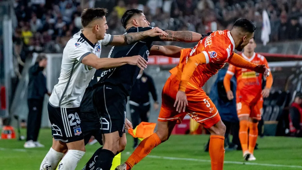 Cortés cayó en la provocación de Cobreloa y ahora podría perderse más de un partido en Colo Colo. Foto: Guille Salazar / Redgol