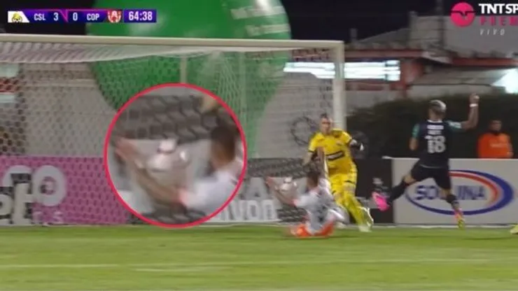 El momento de la polémica en el estadio El Cobre.