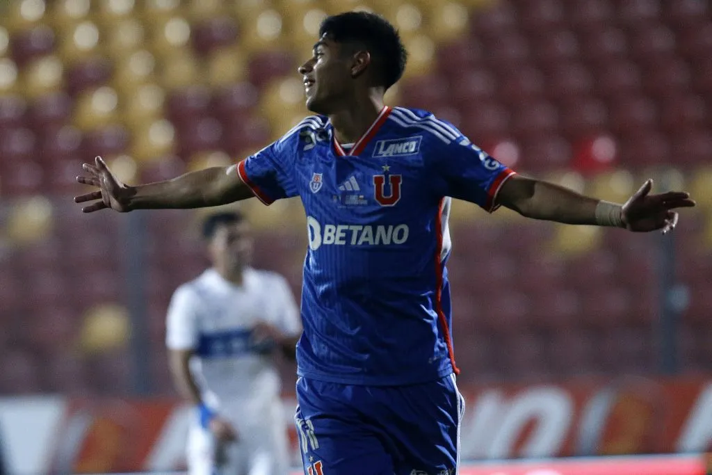 Darío Osorio festeja uno de los goles que anotó en Universidad de Chile. (Javier Salvo/Photosport).
