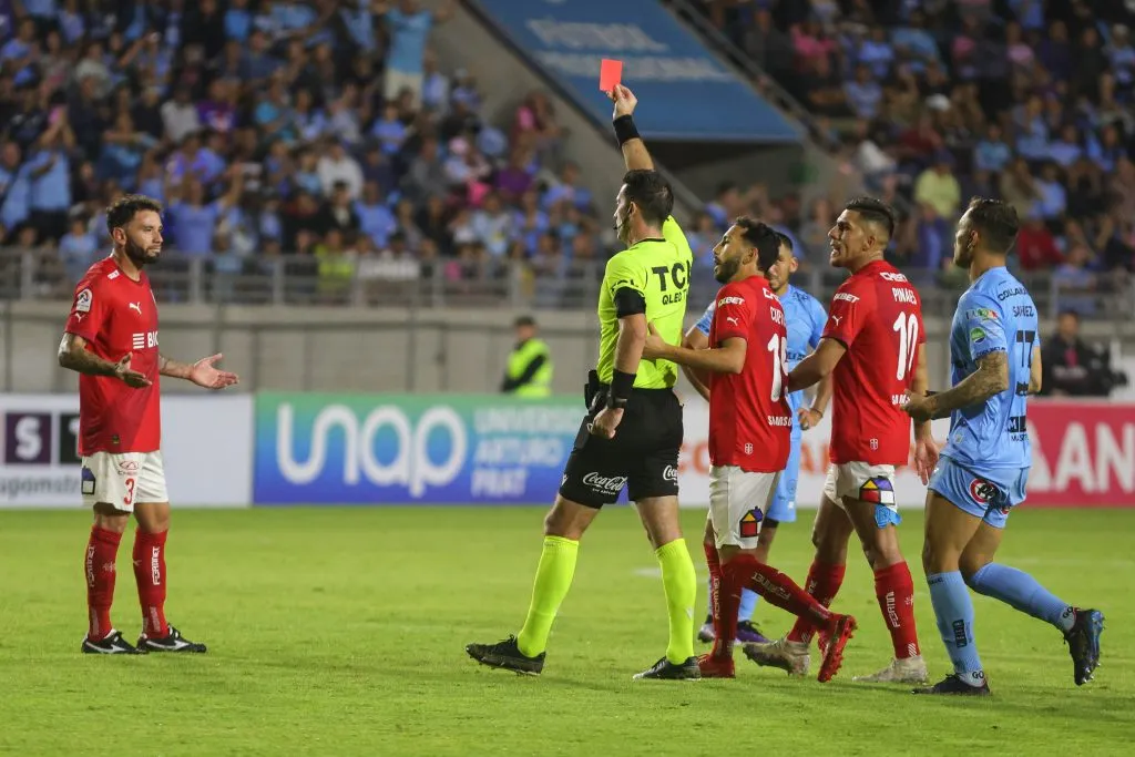 La tarjeta roja de Mario Salvo al Keno Mena. (Johan Berna/Photosport).