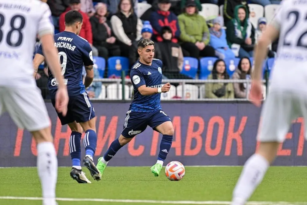 Thompson suma 570 minutos de juego con el Orenburg FC. | Foto: @jordhyth_42