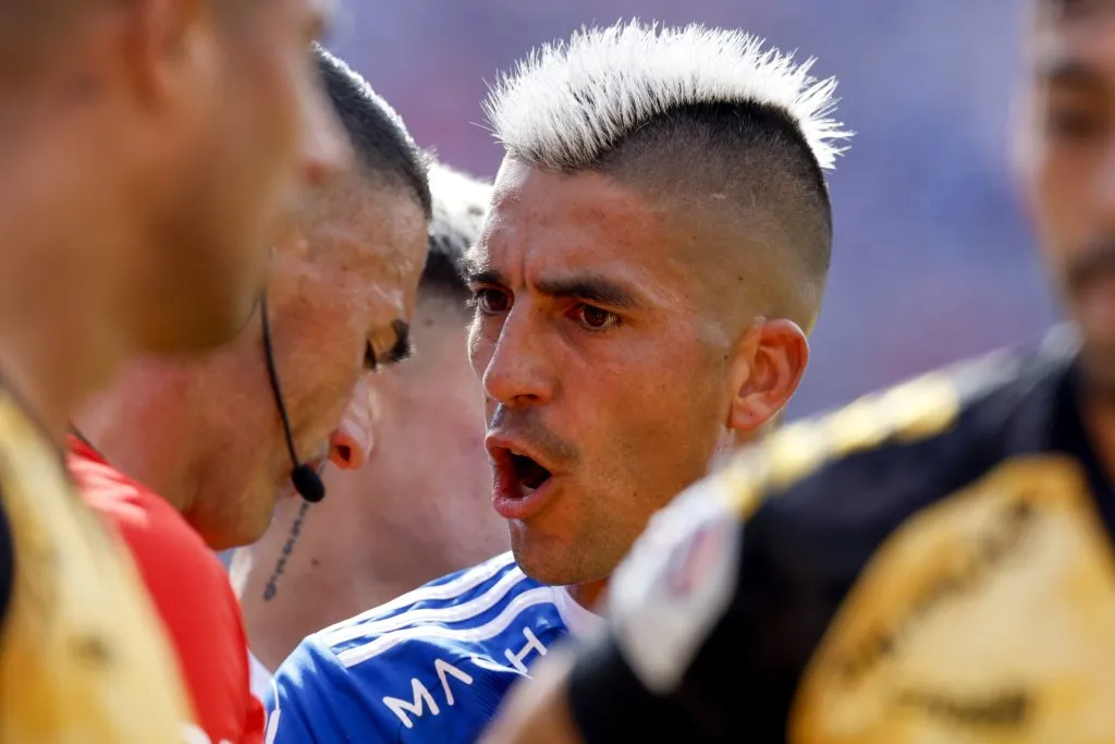Leandro Fernández se molestó con el árbitro porque apuró un tiro libre que terminó en gol, pero no fue validada esa acción. (Andrés Piña/Photosport).