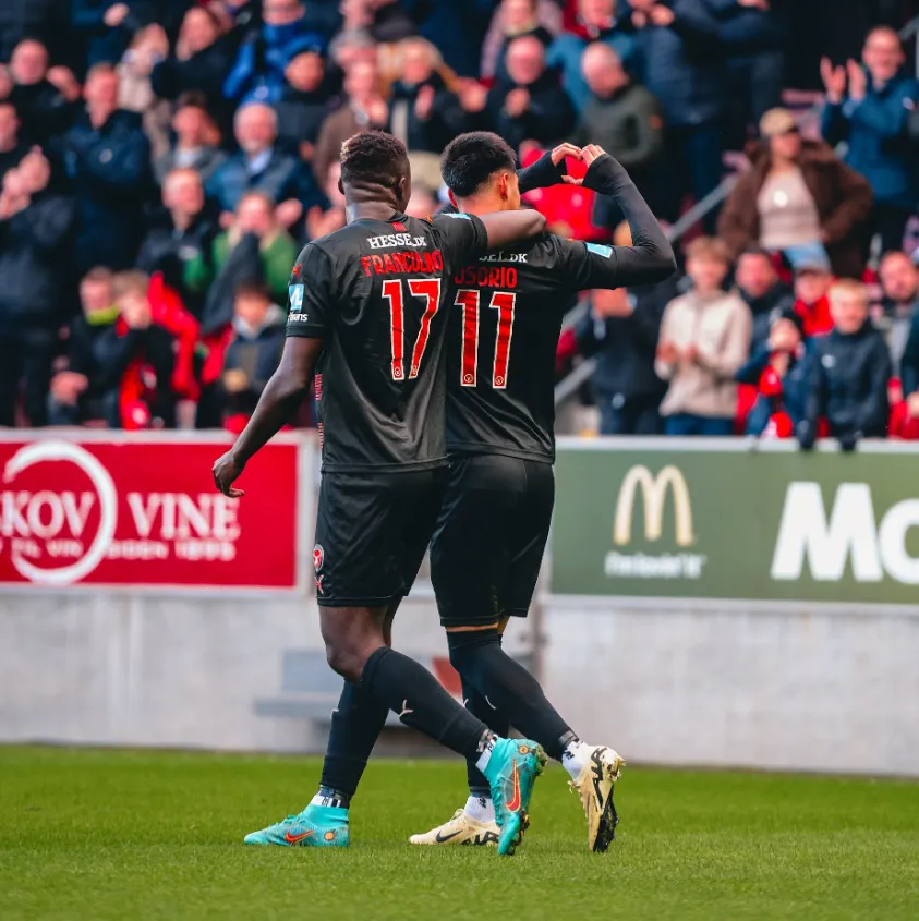 Darío Osorio festeja junto a su socio, Franculino Djú. (Foto: Midtjylland).