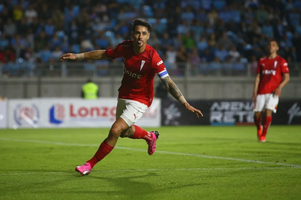 Zampedri anotó el segundo gol de la UC ante Iquique. Alcanzó 105 festejos con la camiseta cruzada | Photosport