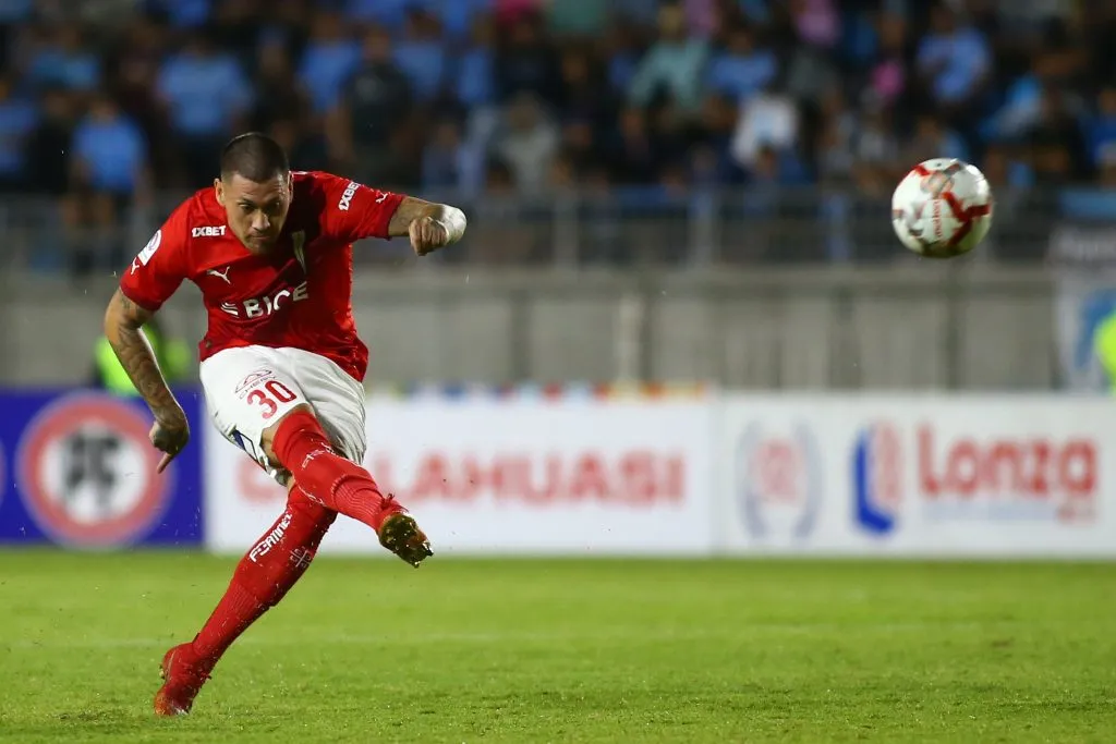 Nicolás Castillo marcó un golazo de tiro libre y le dio el triunfo a la UC. Foto: Photosport.