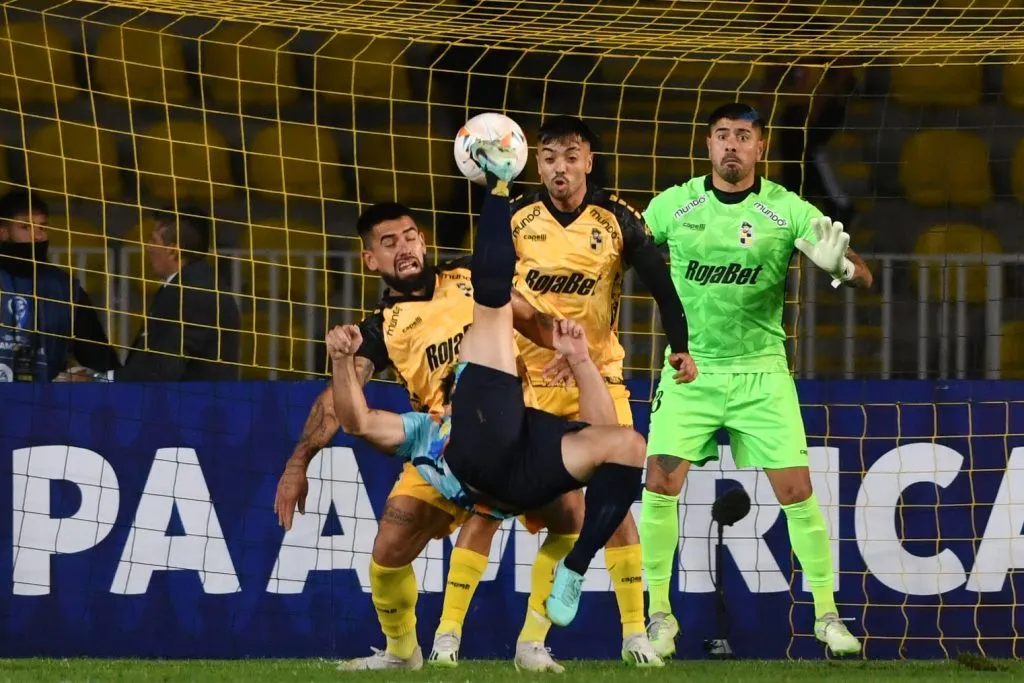 Elvis Hernández se pierde el duelo contra la U tras salir con un golpe en la cabeza contra Sportivo Luqueño.