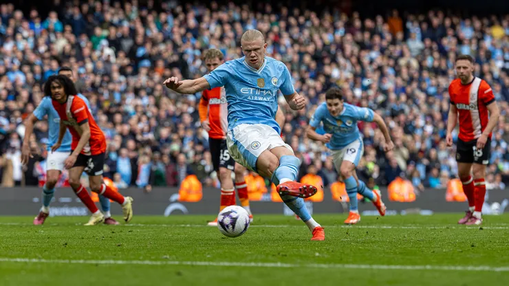 El correcto penal de Haaland fue el más feíto de los cinco goles del City contra Luton,