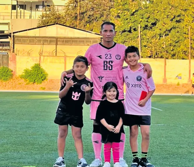 Sebastián Toro junto a sus hijos en el Santiago City, el nuevo club del formado en Colo Colo. | Foto: LUN.