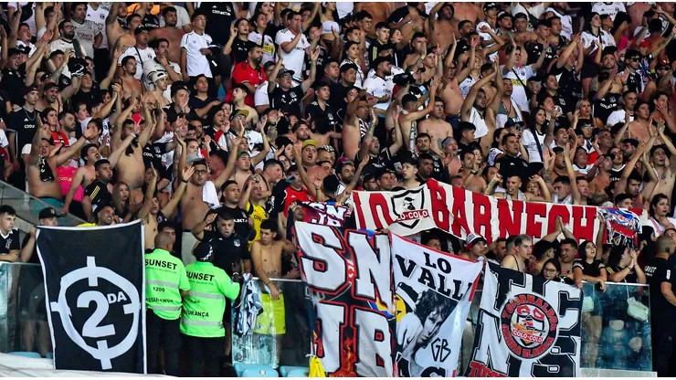El mal comportamiento de los hinchas albos otra vez se hizo notar.