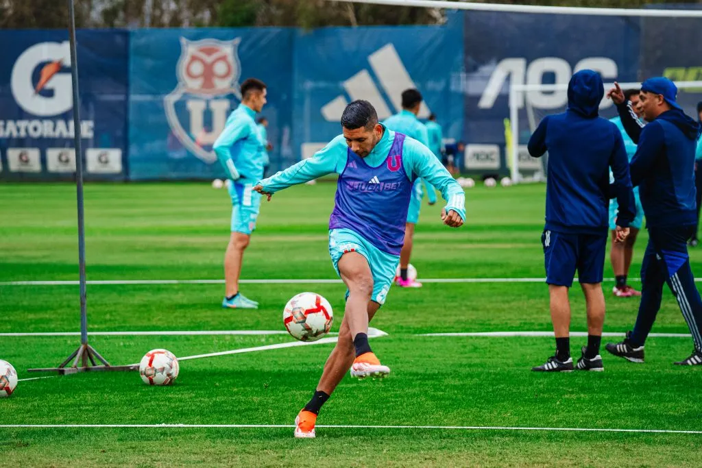 Cristián Palacios hace juego con balón en la U. Foto: Vicente Stevenson / Emisora Bullanguera.