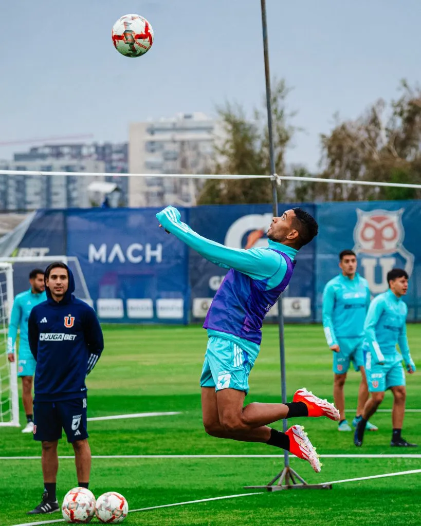 El uruguayo apunta al balón en su regreso. Foto: Vicente Stevenson • Emisora Bullanguera