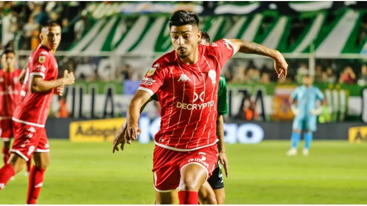 Alarcón agarró camiseta de titular en el fútbol argentino.