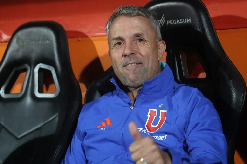 Gustavo Álvarez empieza a ratificar a Retamal en la defensa de la U y apuesta por un cambio.