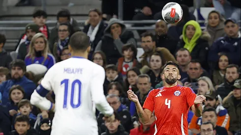 Mauricio Isla ante Kylian Mbappé, en el amistoso jugado en Marsella