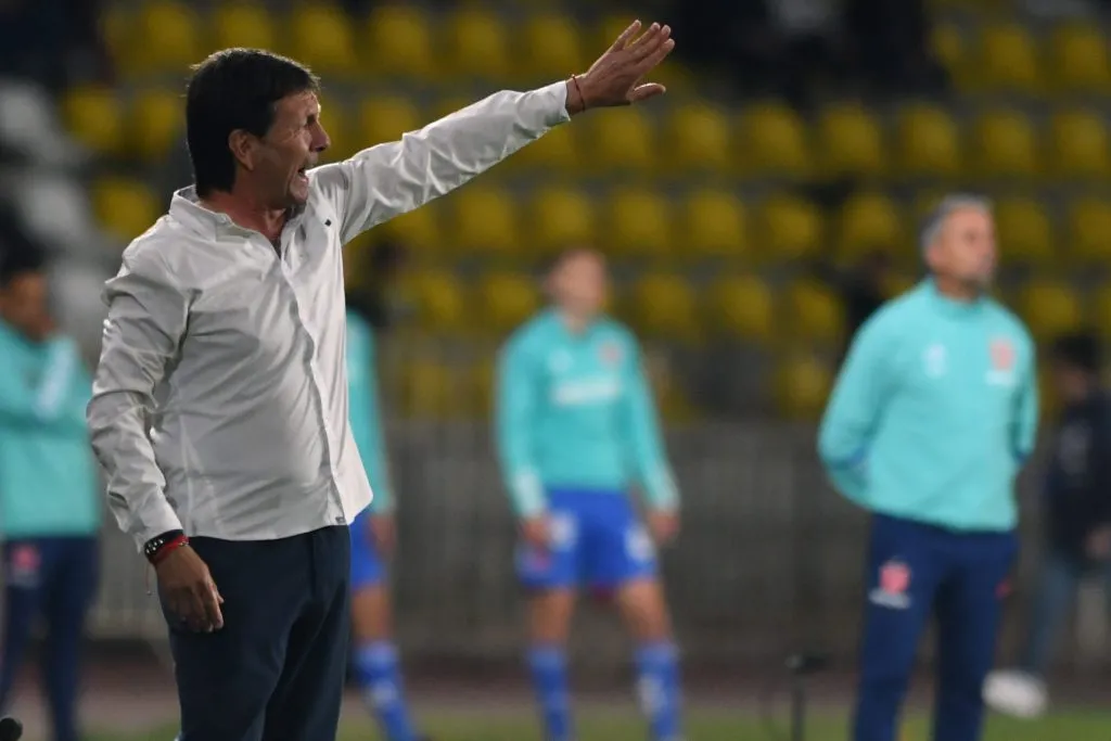 El Nano Díaz ya enfrentó a Gustavo Álvarez en la U por la Copa de Verano 2024. (Alejandro Pizarro Ubilla/Photosport).