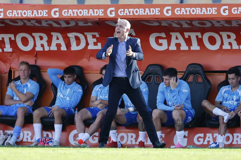 Tiago Nunes da indicaciones en el triunfo de la UC ante Cobresal. (Pepe Alvujar/Photosport).