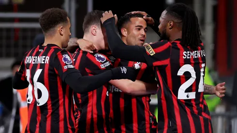 Los futbolistas de Bournemouth celebran una conquista.