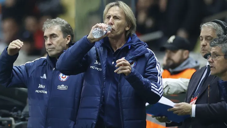 Ricardo Gareca en acción ante Albania.