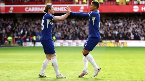 Thiago Silva celebra junto a Gallagher.