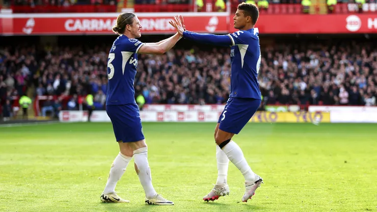 Thiago Silva celebra junto a Gallagher.