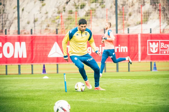 Guillermo Maripán está nuevamente disponible en su club. (Fotos: AS Mónaco).