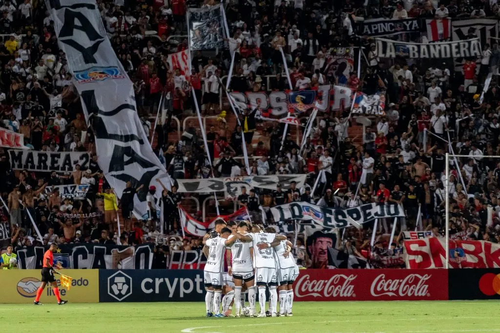 Los hinchas de Colo Colo viajaron en masa para el duelo ante Godoy Cruz en Mendoza. | Foto: Guillermo Salazar.