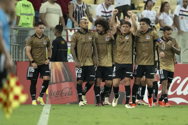 Colo Colo celebra el gol de Guillermo Paiva. (Jorge Rodrigues/AGIF/Photosport).