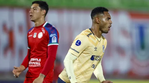 Ismael Díaz celebra el gol de la UC ecuatoriana en Valparaíso.