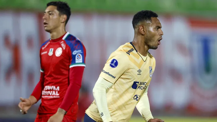 Ismael Díaz celebra el gol de la UC ecuatoriana en Valparaíso.