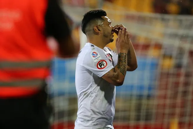 Este gesto le valió una fecha de sanción a Lorenzo Reyes.  (Javier Salvo/Photosport).