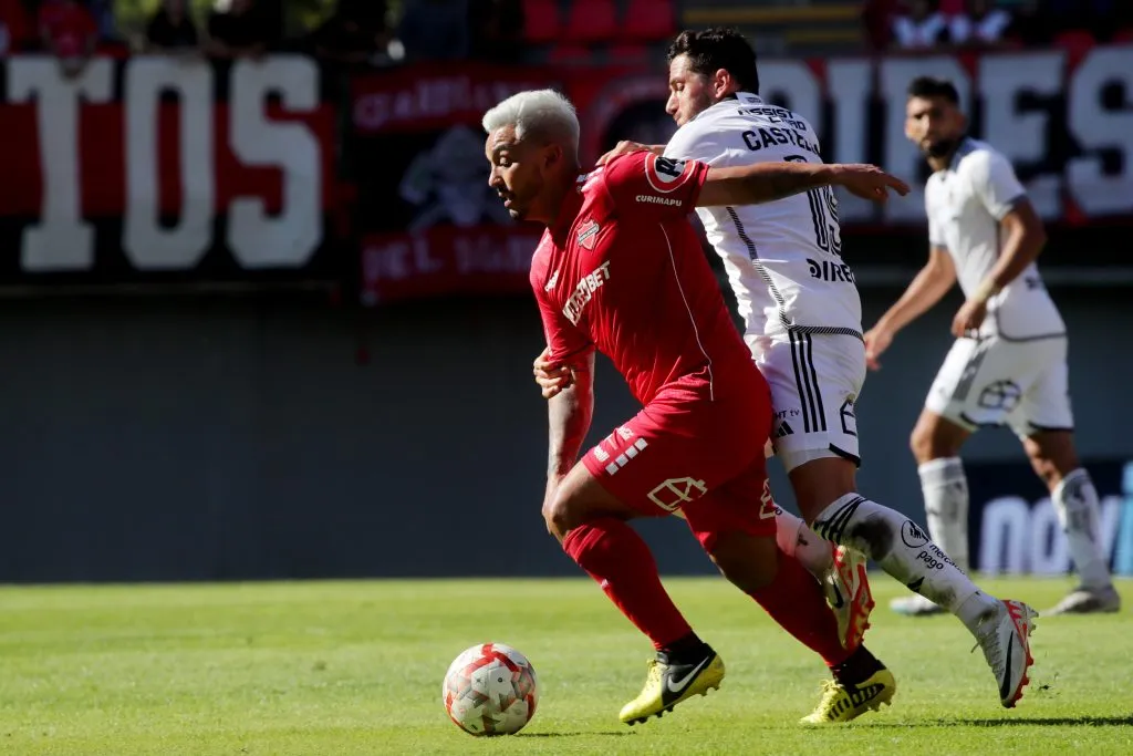 Lorenzo Reyes ante Colo Colo. Jugó los 90′ y fue de los buenos valores de Ñublense. (Jonnathan Oyarzun/Photosport).