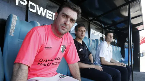 Germán Cavalieri de blanco en la banca de Palestino.