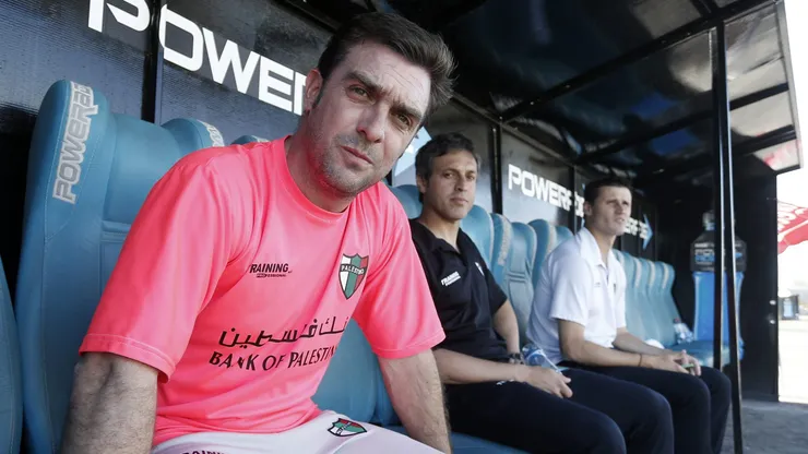 Germán Cavalieri de blanco en la banca de Palestino.