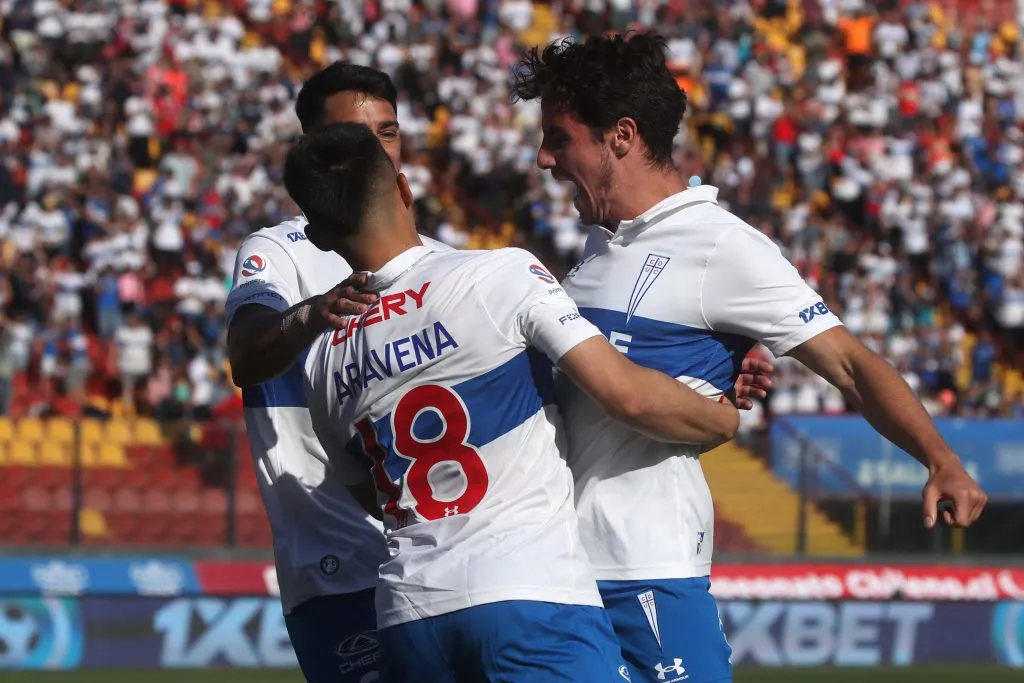 Alexander Aravena y Clemente Montes festejan con Zampedri. (Jonnathan Oyarzun/Photosport).