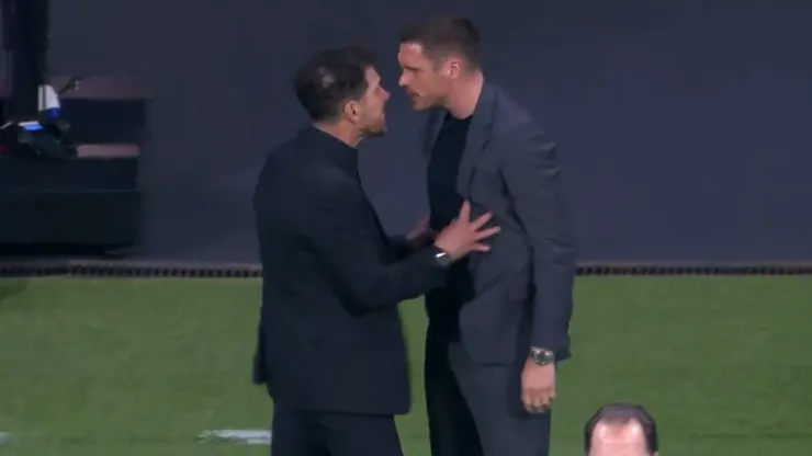 Diego Simeone se calentó al recibir de su propia medicina y casi termina a los combos.