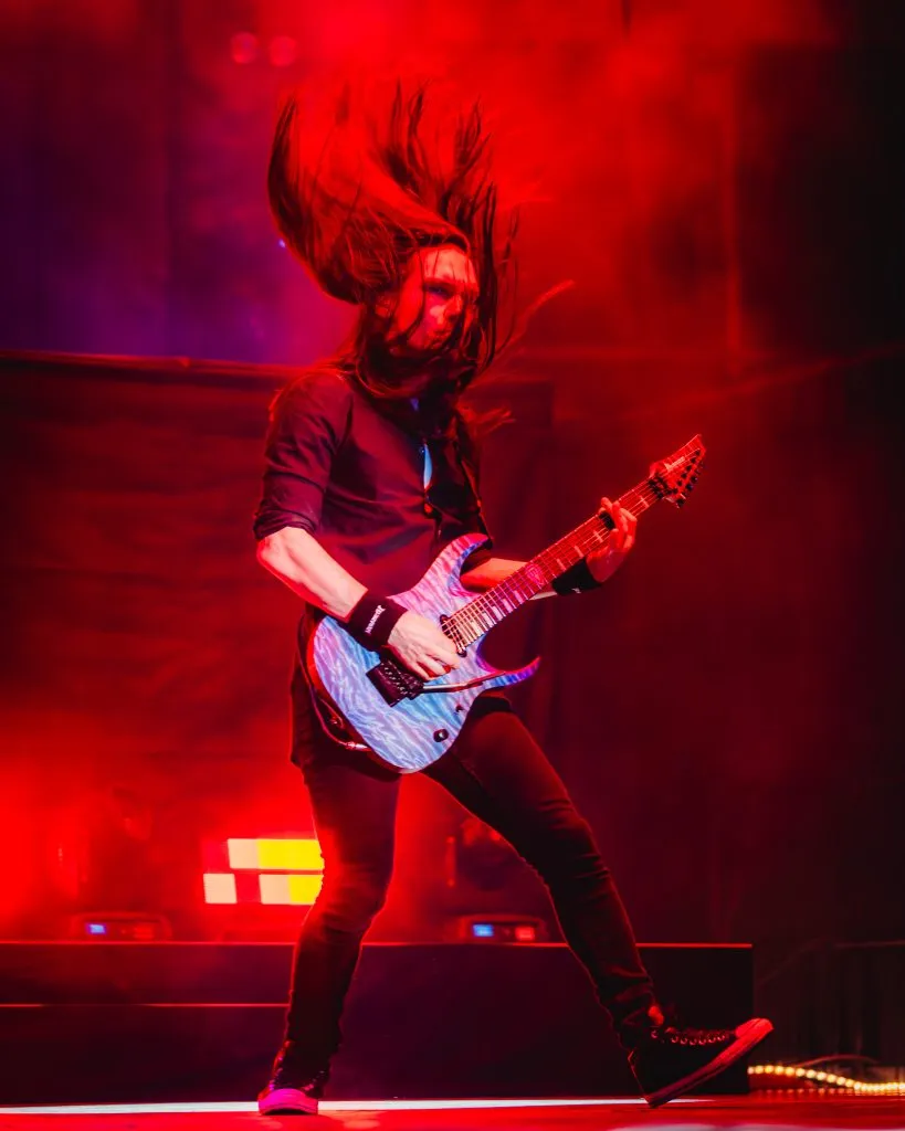 Teemu Mäntysaari la descosió en la guitarra en una tarea no menor tras la salida de Kiko Loureiro. | Foto: Guille Salazar (@guilleasalazar) / RedCarpet