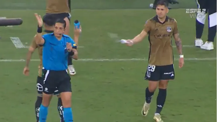 Guillermo Paiva se molestó con el árbitro del partido tras la revisión del VAR.