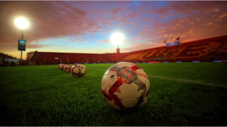 La cancha del Estadio Santa Laura en su peor momento en años.