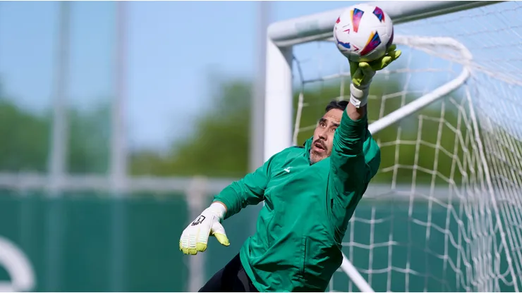 Claudio Bravo volvería a la titularidad en Betis tras cinco meses.